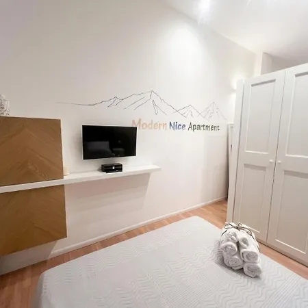 Monica - Modern Turín